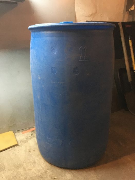 Продам пластиковую бочку