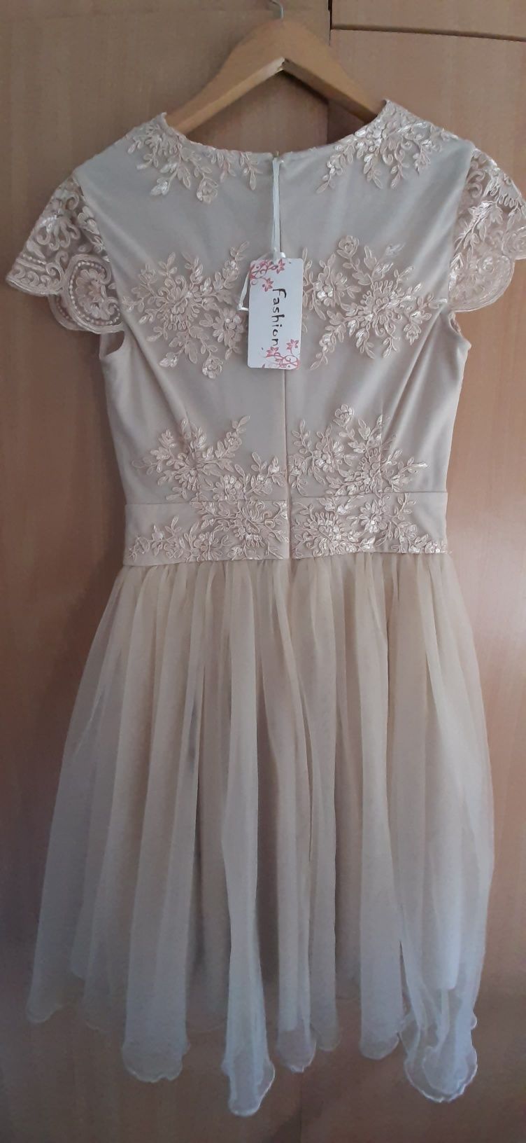 Rochie marimea 38,(este 36) noua cu eticheta cu dantela si tull .