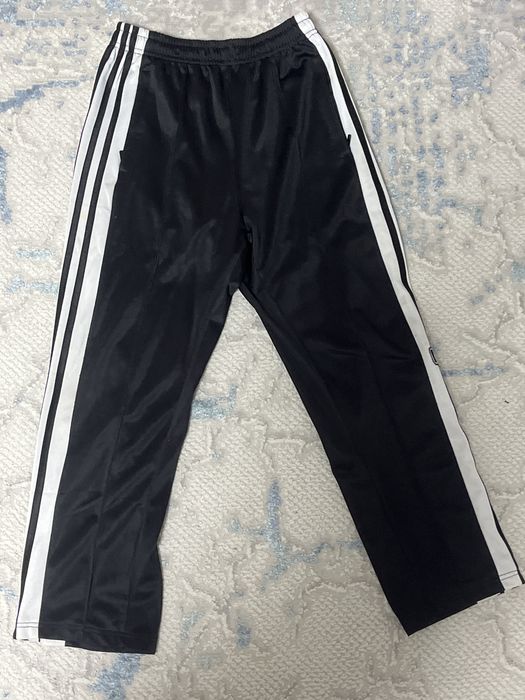 Это спортивные брюки Adidas Adibreak черного цвета с боковыми кнопками