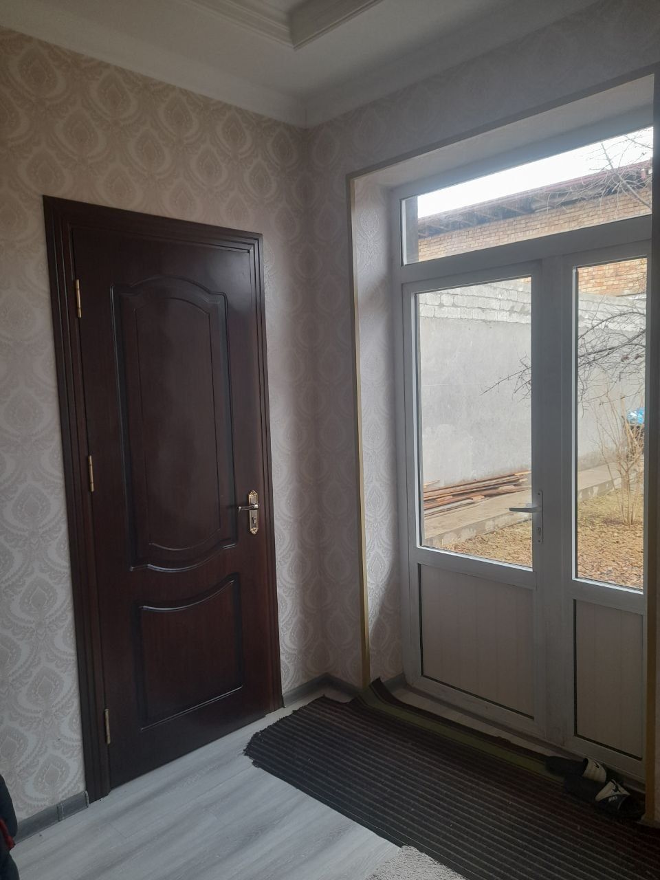 Uy xovli sotiladi