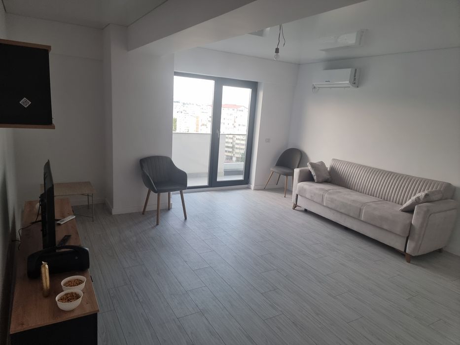 Vand /schimb  cu spatiu comercial apartament adamant  towers