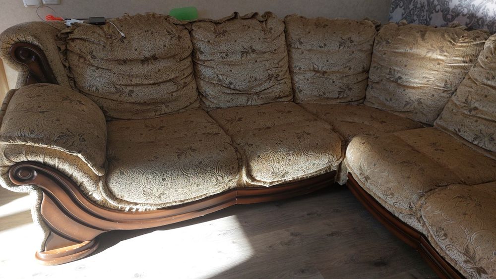 Угловой диван с креслой.