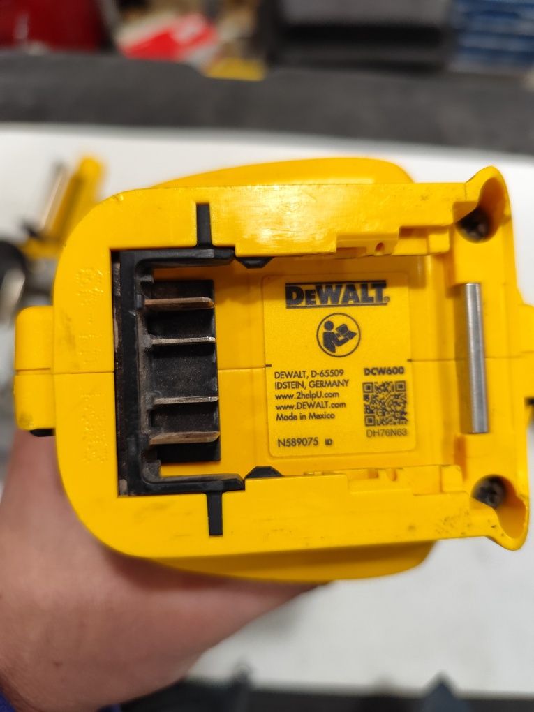 Акумулаторна Фреза Девалт 18 волта DeWALT DCW600 + 4 Ah