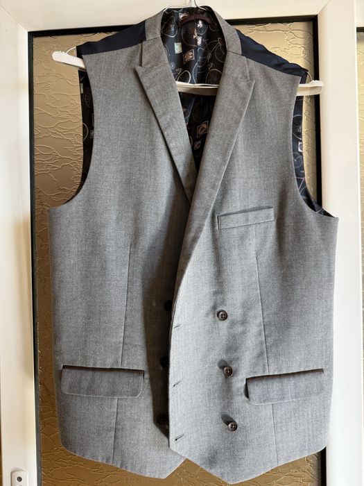 Светло сив костюм ( сако + панталон + елек )