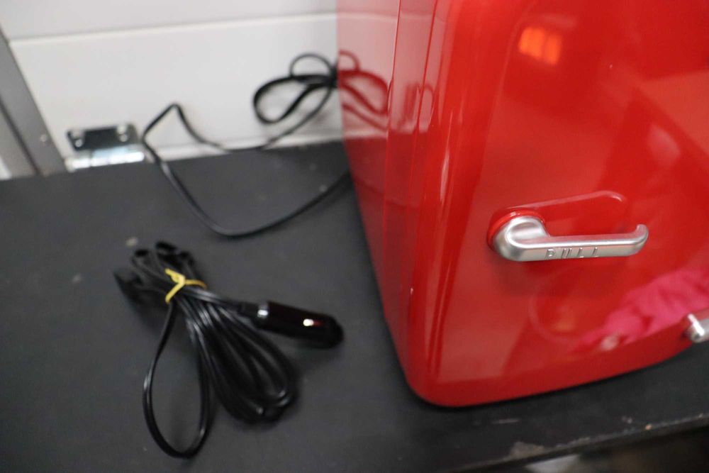 Мини хладилник Cecotec Bolero MiniCooling 4L, работа с 12V-220V