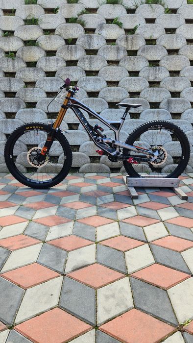 Bicicleta Downhill YT tues cf pro race