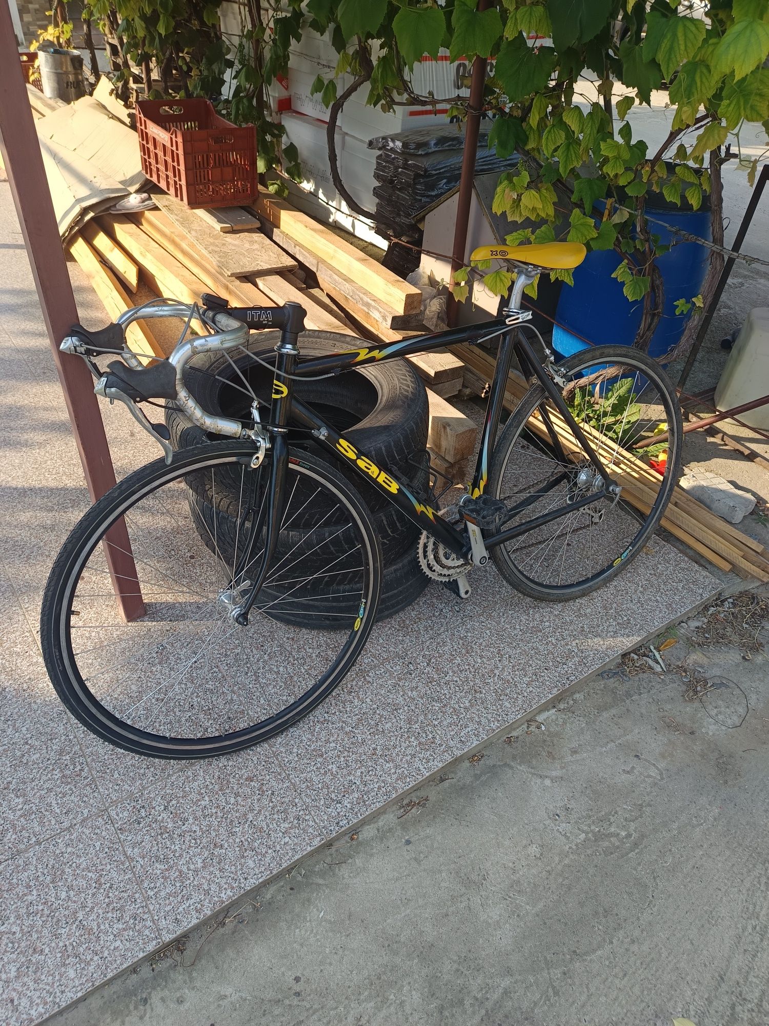 Bicicleta cursiera marca sab, cauciucuri noi, schimba bine, frane bune