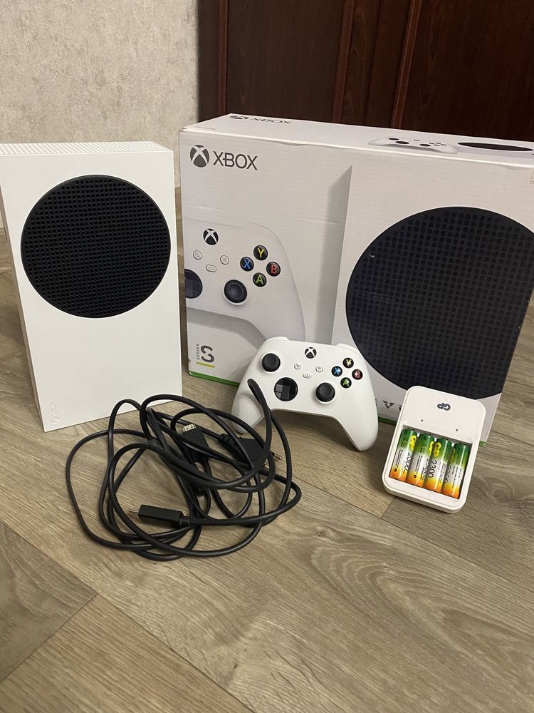 Xbox Series S (почти новая)