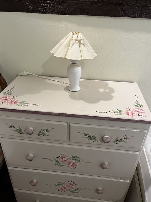 Comodă vintage pictată manual, cu 5 sertare