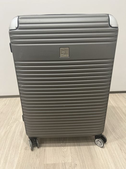 Чемодан дорожный