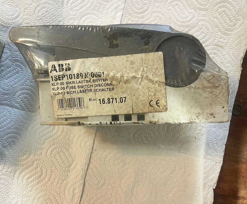 Разединител със стопяеми предпазители ABB XLP000 и XLP00