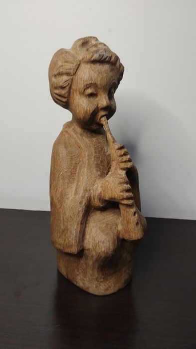 Изключително красива, дървена статуетка, фигура от дърво на момче.
