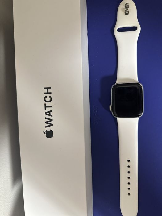 Apple watch SE часовник