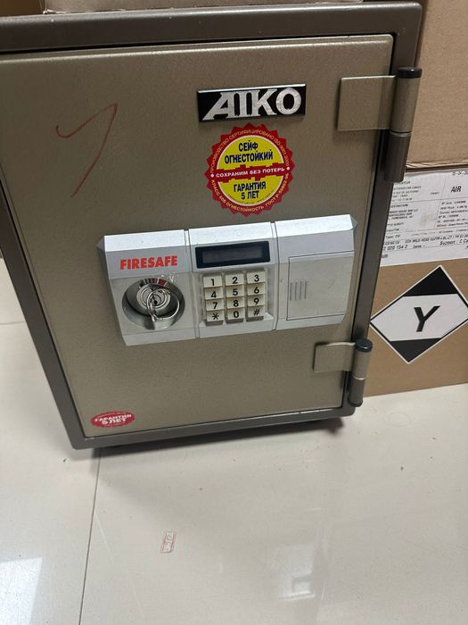 Продам ресепшен стол стулья шкафы