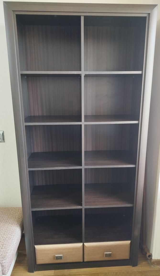Продается шкаф книжный в отличном состоянии