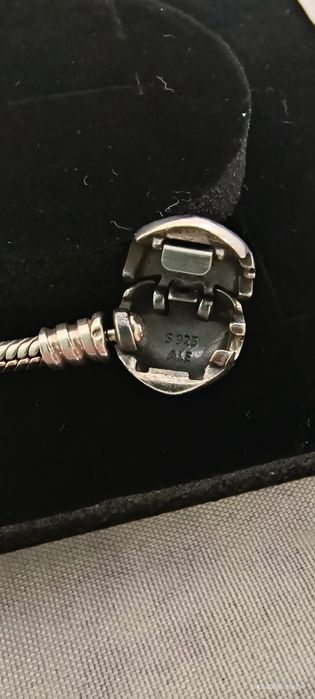 Гривна Pandora с два талисмана