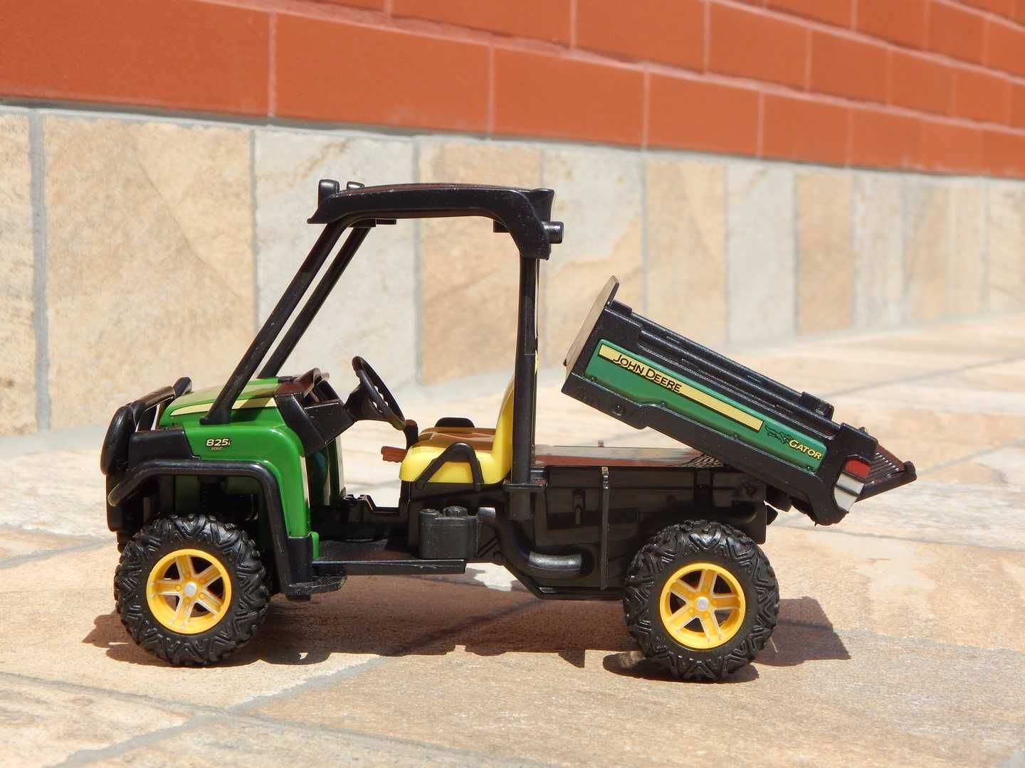 Macheta ATV Quad John Deere Gator Big Farm 825i XUV sc 1:16 cu lumini