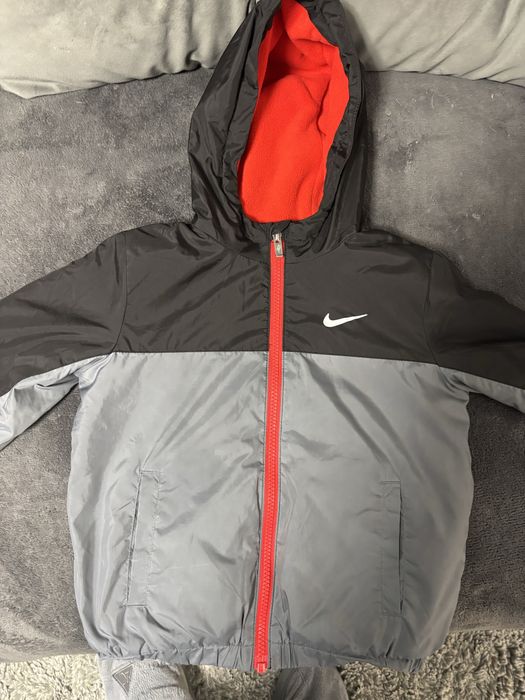 Оригинално яке на nike , купувано от канада , носено е 1 месец ,
