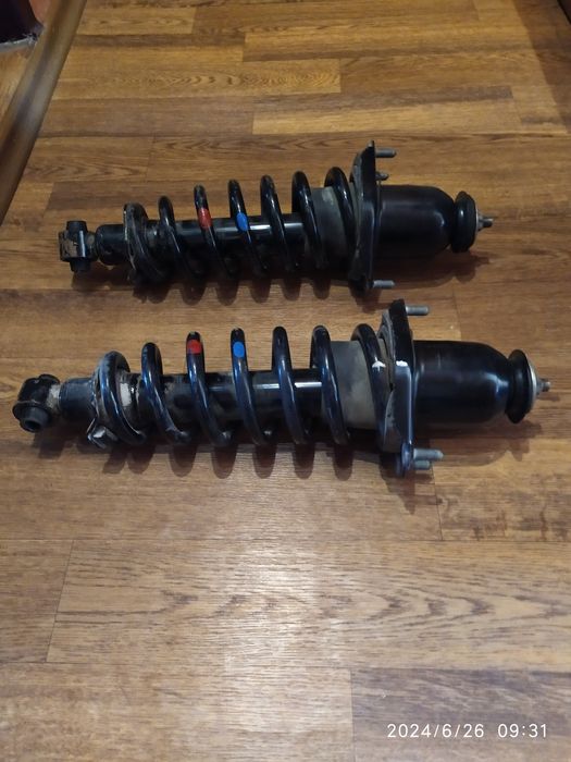 Задние амортизаторы на автомашину Тойота Авенсис  Т 25..