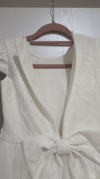 Продавам официална рокличка 9г