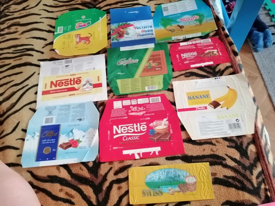 Плакати от хай клуб и опаковки от шоколади