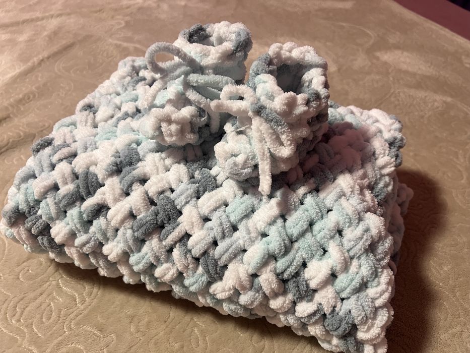 Ръчно плетен бебешки комплект  одеялце и буйки