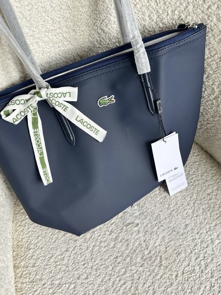 Сумка Lacoste.