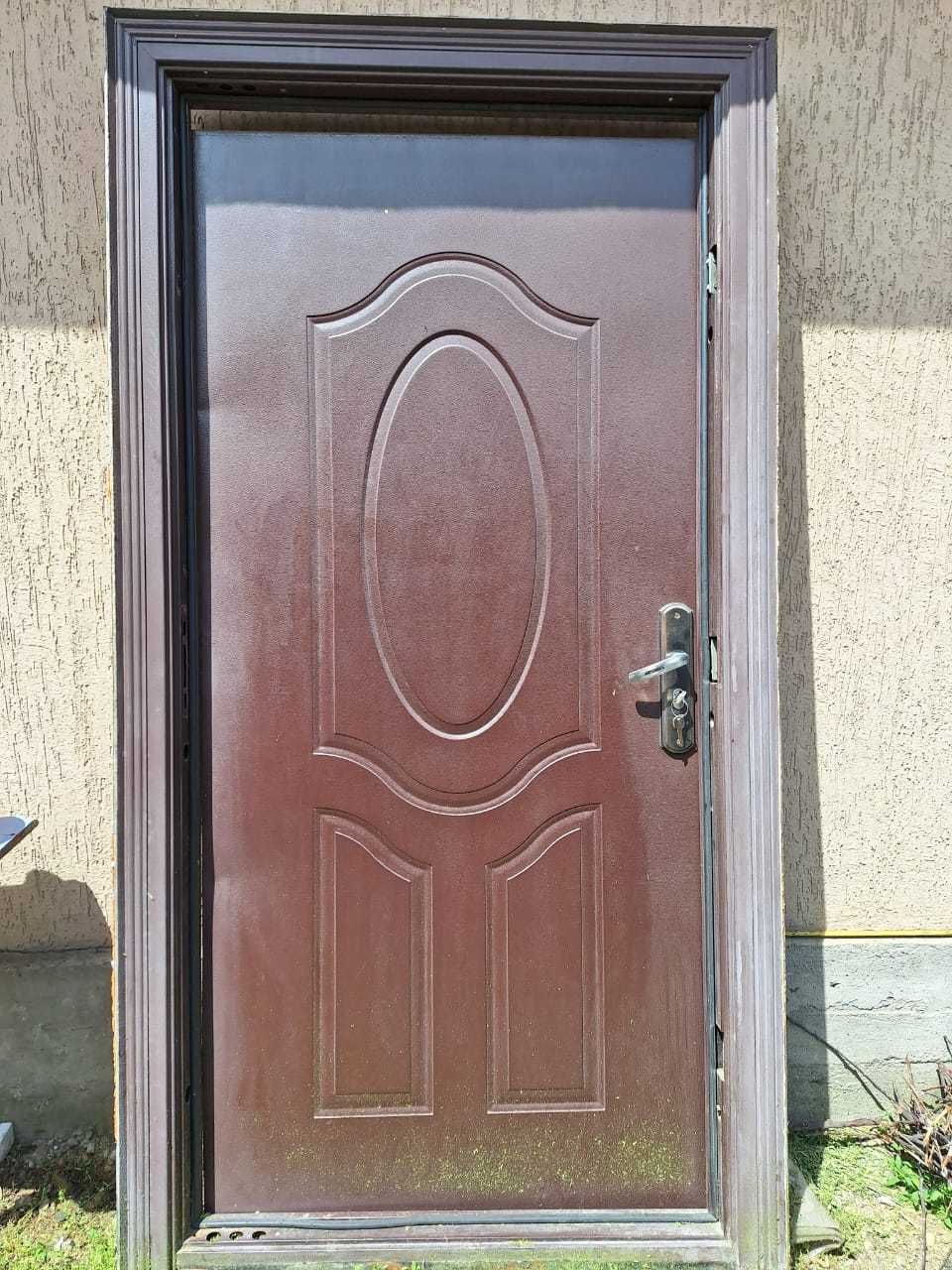 Дверь входная, железная