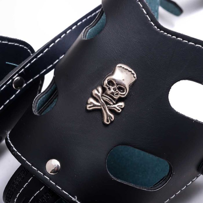 Намордник от Еко кожа с метална декорация Череп