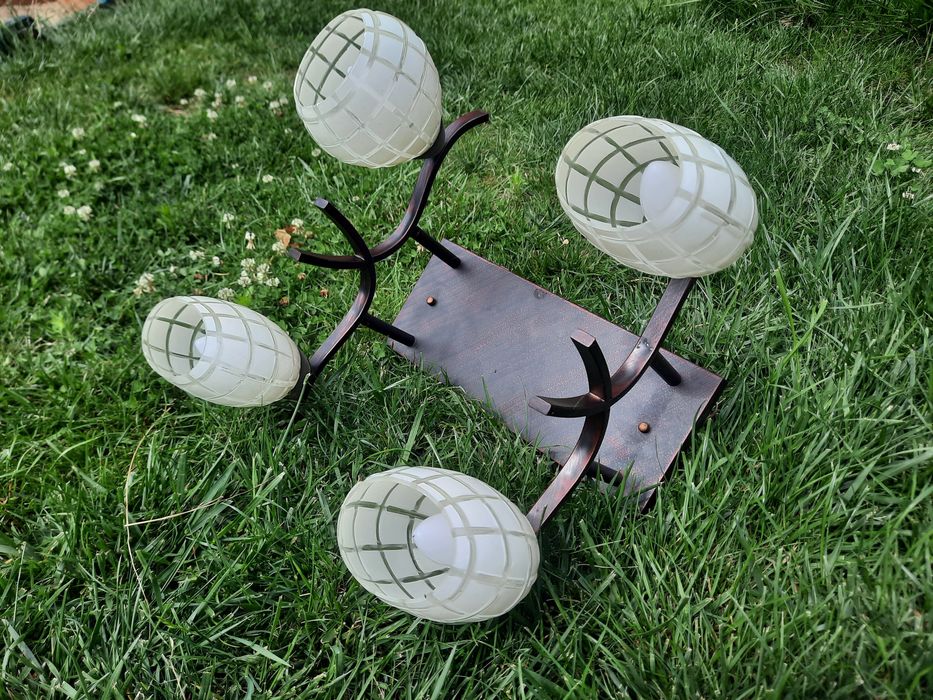 Lustra de metal cu abajur