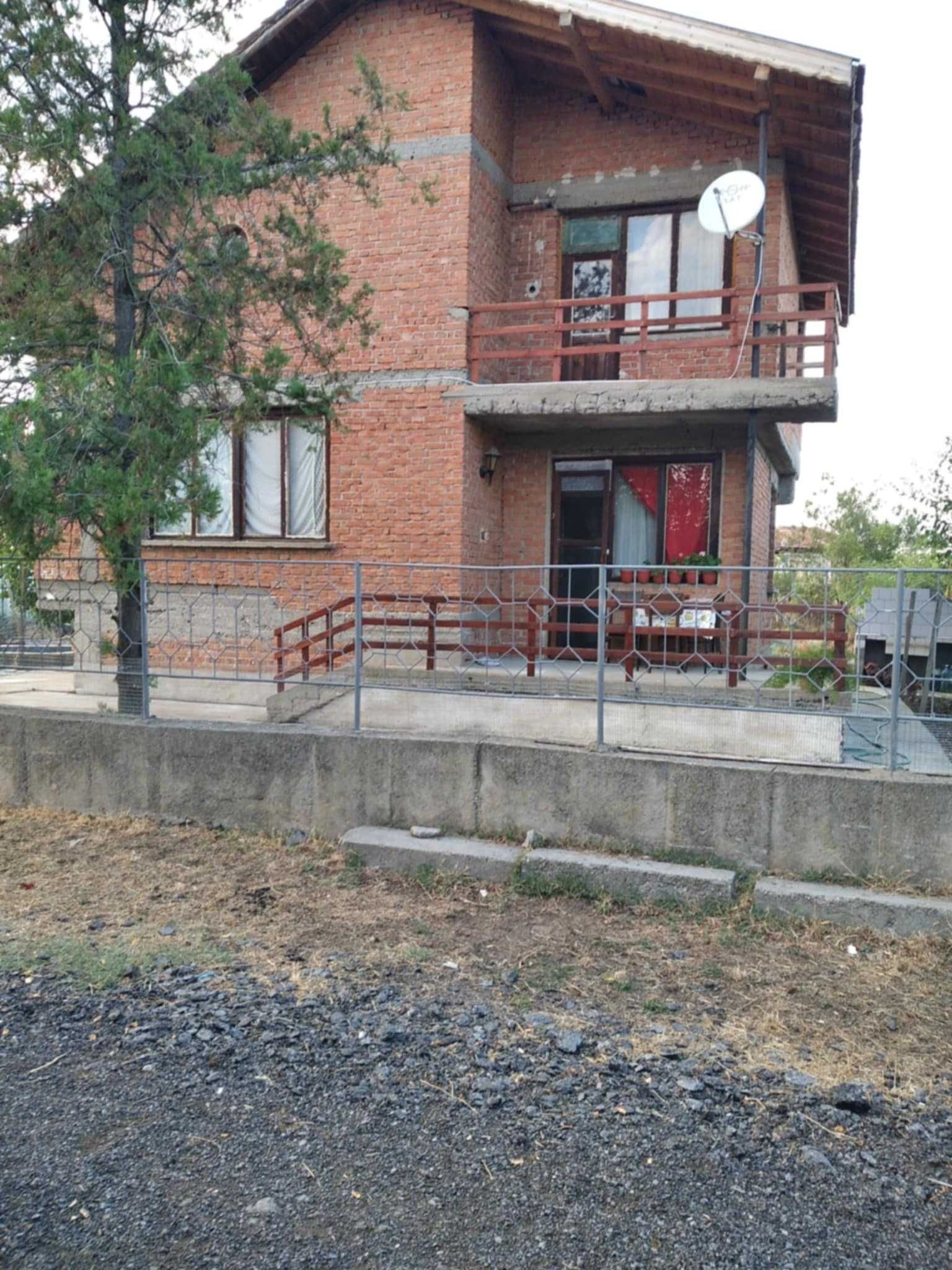 Продава се къща с.Езеро