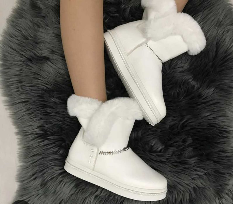 Ghetuțe albe cu blăniță, noi,marimea 37