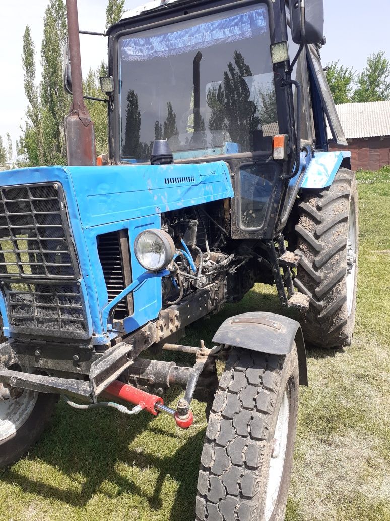 Трактор мтз 80 с плугом