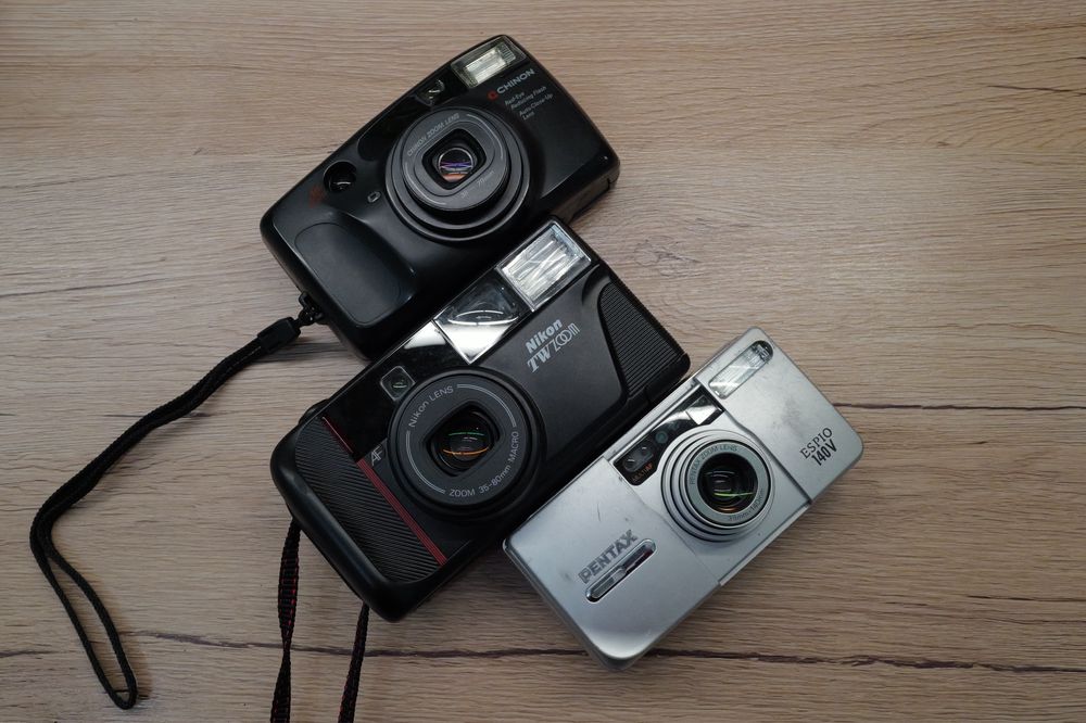 Vand aparate foto film Nikon TW zoom Chinon si Pentax point and shot