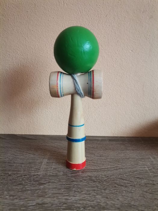 Vând kendama sau schimb