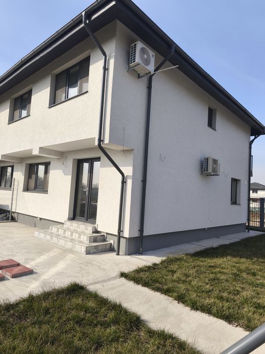 Vând casă în Măgurele, 3 dormitoare, 3 bai, bucătărie închisă