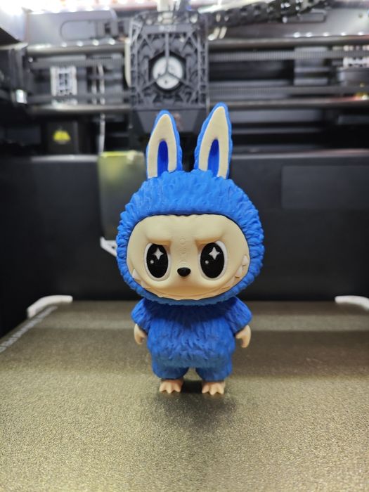 Labubu фигурка – 13 см

3D принтирана и ръчно боядисана фигурка на