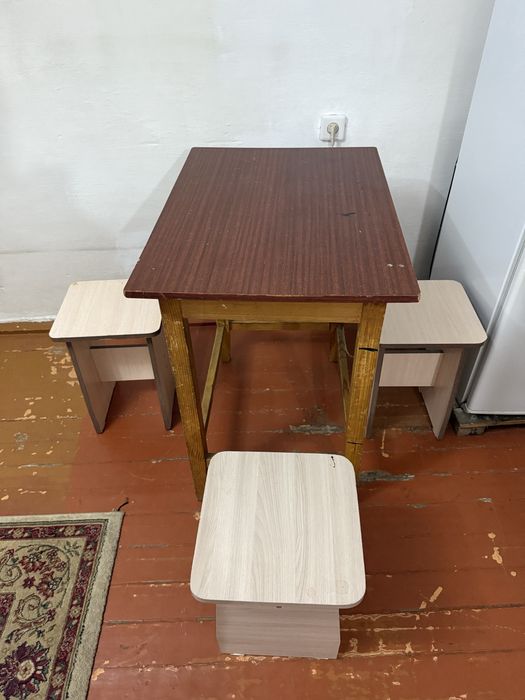 Стол со стулями