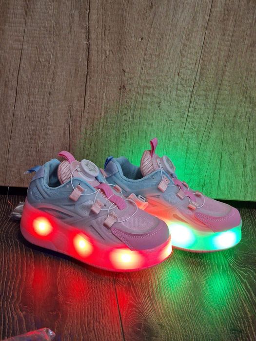 Adidasi cu role  și leduri reincarcabile
