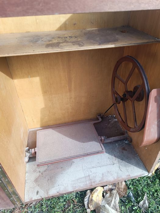 Стара крачна шевна машина