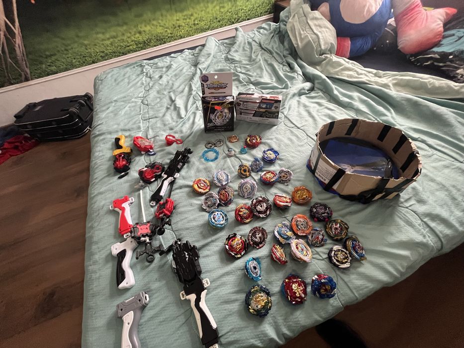 Beyblade lot има много може на едро и може и по оделно