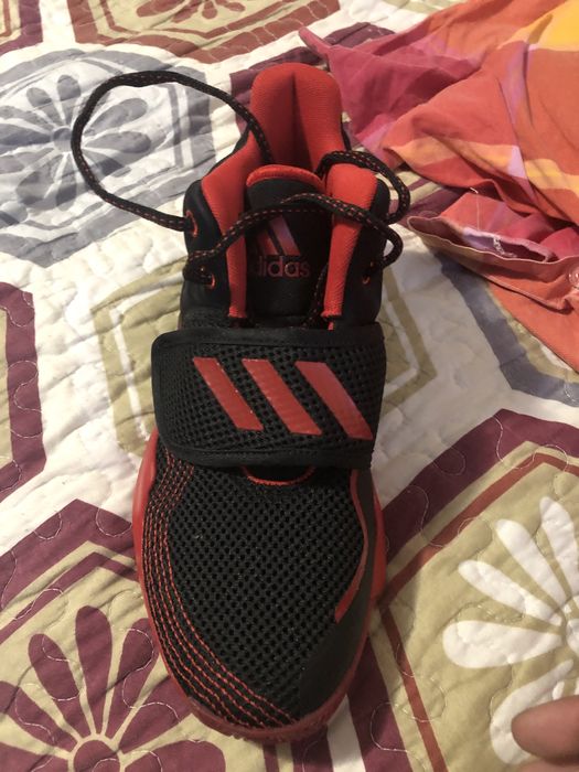 Doresc sa vand pantofi adidas nefolositi