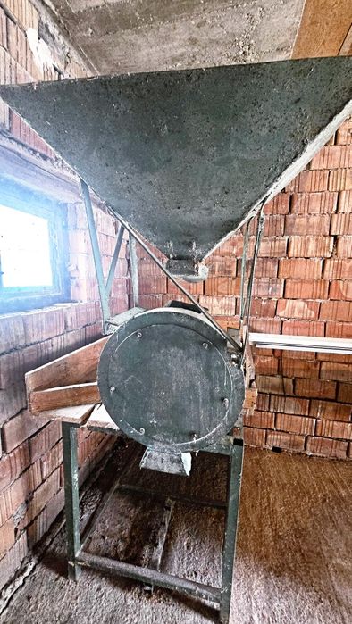 Moară de măcinat porumb – cu cadru metalic și ladă mare