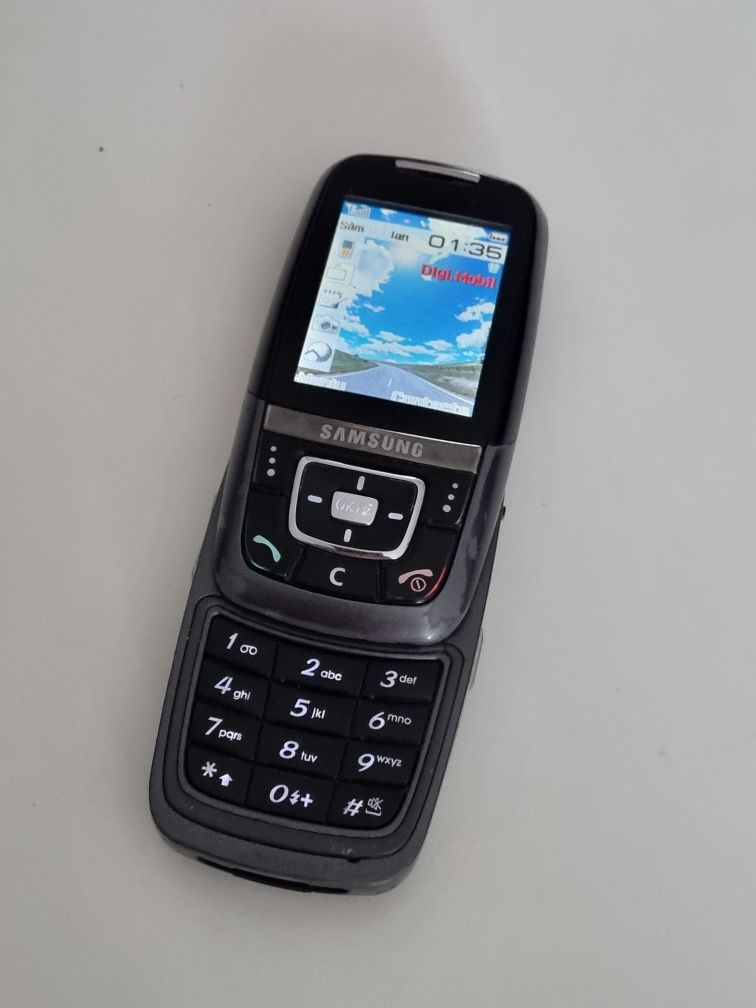 Telefon Slide D600 cu încărcător original