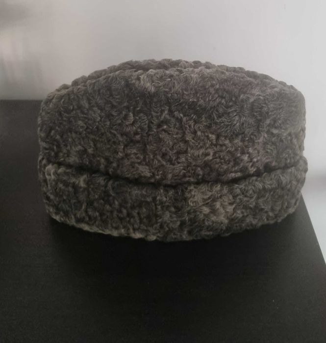 Vand caciula barbateasca din blana astrahan, marime mare, ca noua