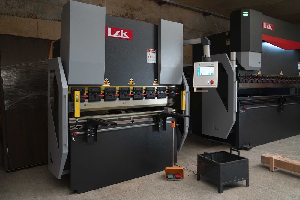 АБКАНТ CNC 1600 – 40 тона;  Абкант 3200 – 125 тона НОВИ налични