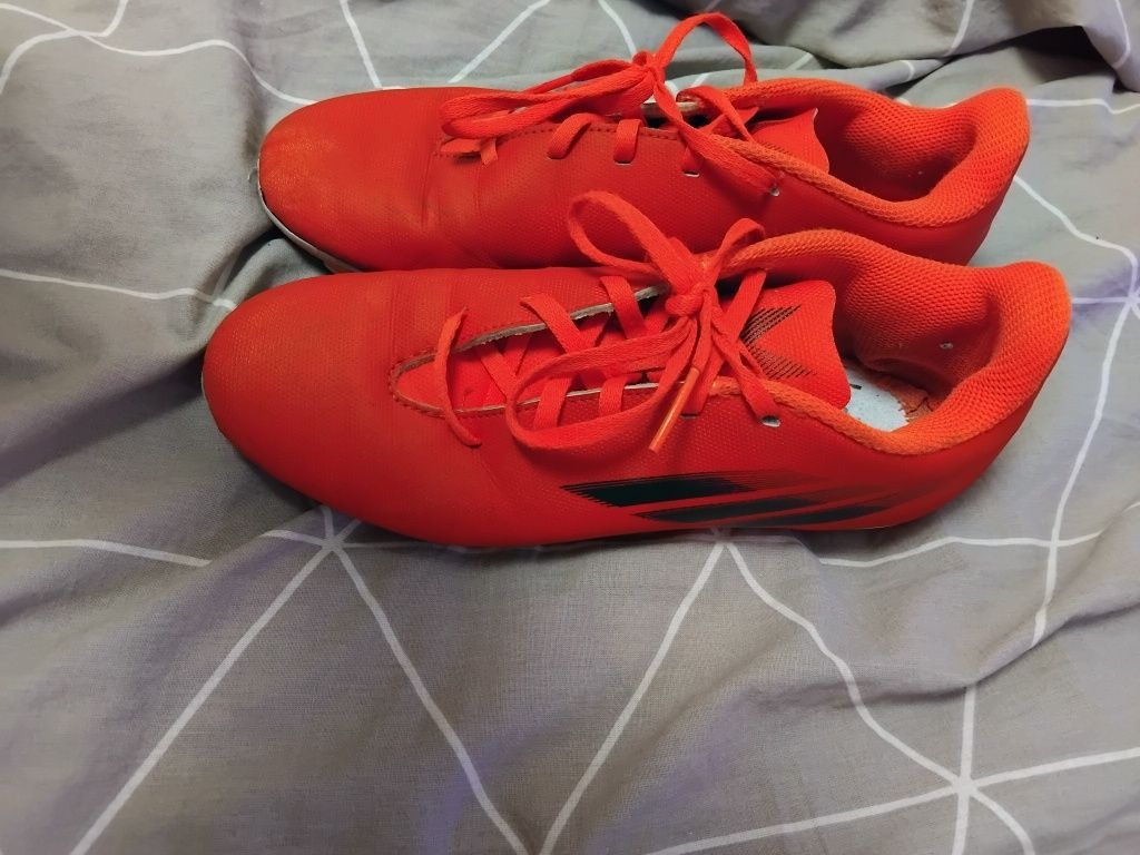 Продавам бутонки на adidas.