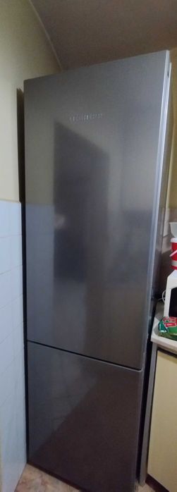 Продавам хладилник с фризер LIEBHERR