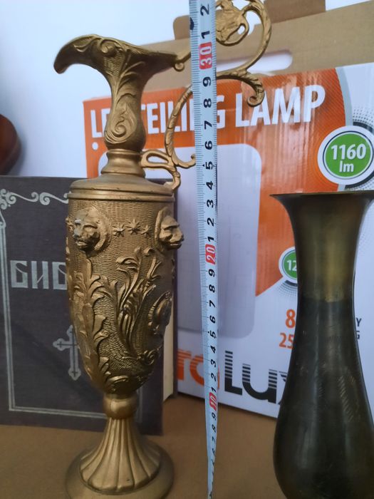 Бюст, бутилка, часовник, римски кани