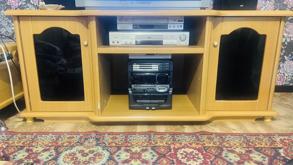 Журнальный стол и подставка вод ТВ.